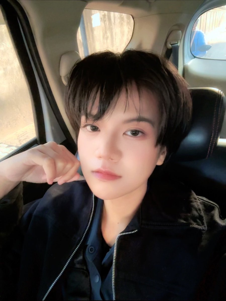 Evernoche's tweet photo. CW / RL

Sumpah rambut belah tengah itu nggak direncanakan, lagi bad hair day. Tapi tiba-tiba mikir kenapa gw kayak anak LNGSHOT. https://t.co/r5ZMbigbhn