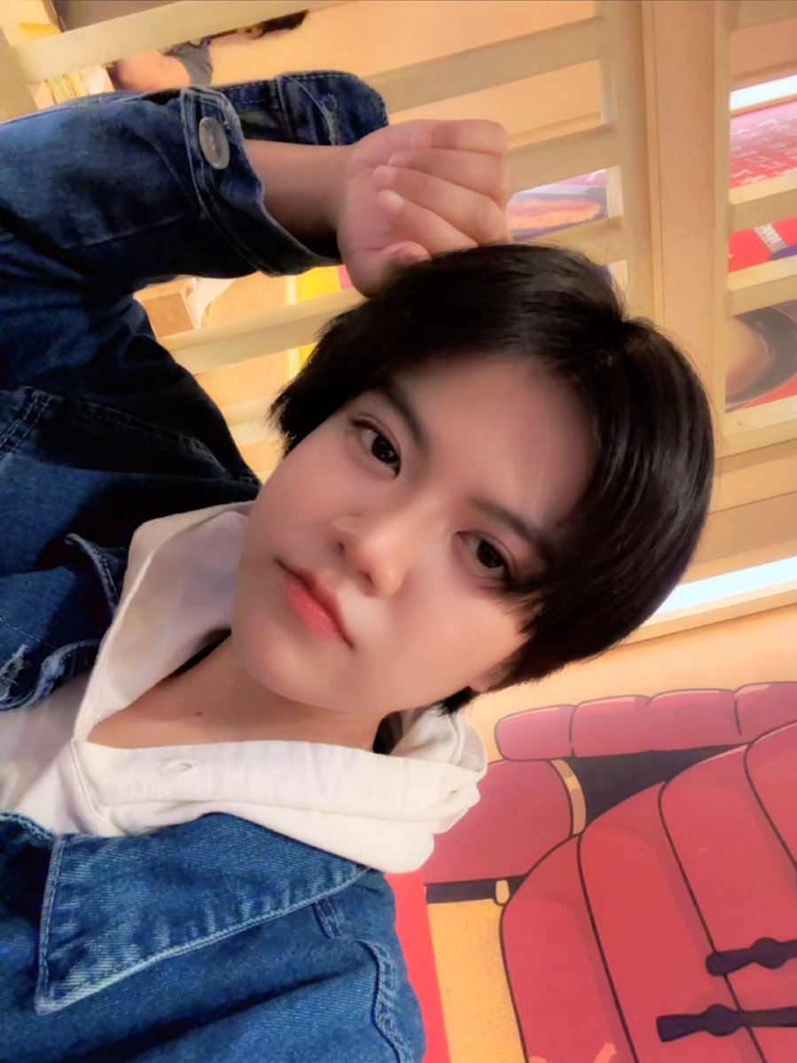 Evernoche's tweet photo. CW / RL

Sumpah rambut belah tengah itu nggak direncanakan, lagi bad hair day. Tapi tiba-tiba mikir kenapa gw kayak anak LNGSHOT. https://t.co/r5ZMbigbhn