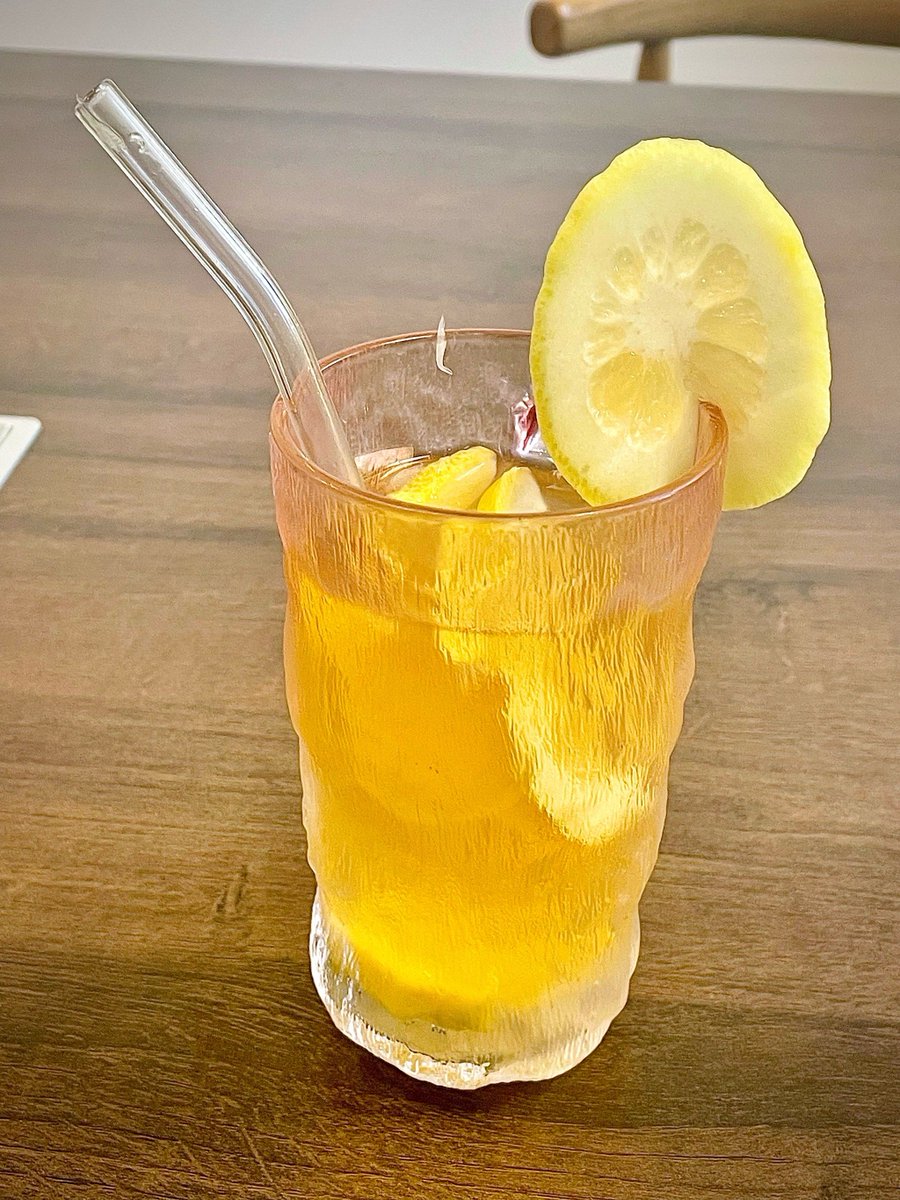 JoeLongieuv's tweet photo. [Craving a quick pick-me-up Whip up this iced honey lemon tea in 2 mins: steep black tea, stir in honey + fresh lemon juice, top with ice. Refreshing u0026 perfect for hot days!]， https://t.co/dlIKEkp2wE