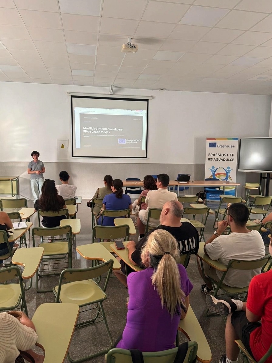 IESaguadulce's tweet photo. Esta semana hemos celebrado la primera reunión informativa del curso sobre el programa Erasmus+ FP de Grado Medio en el IES Aguadulce.
Durante la sesión, compartimos las oportunidades únicas que ofrece el programa como las
prácticas profesionales en empresas europeas. https://t.co/2j6C07q2gc