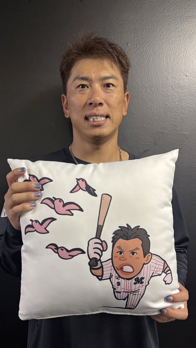 chibalotte_pr's tweet photo. いよいよ明日は #角中勝也 選手の引退セレモニー！ 角中選手が持っているのは引退記念メモリアルグルメとグッズです。
こちらは現在球場で絶賛販売中です！  ▼グルメ詳細 https://t.co/uNjDs57kSc  ▼グッズ詳細※店舗販売は一部商品のみ) https://t.co/RuCxjiA9JA
#chibalotte #広報 https://t.co/DMDlKvqUNF
