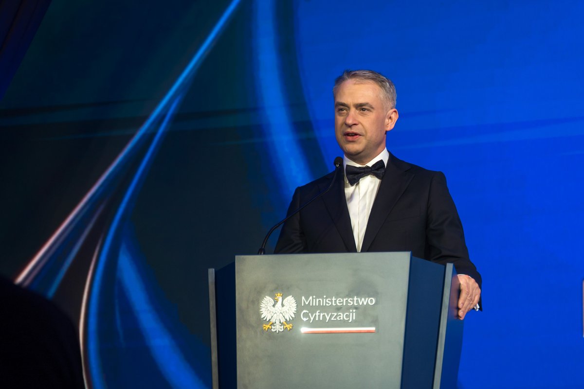CYFRA_GOV_PL's tweet photo. (1/3) Powołaliśmy Centrum Walki z Dezinformacją. Jego zadaniem będzie koordynacja działań wszystkich instytucji oraz https://t.co/UqTDrvX2a2. identyfikowanie i ujawnianie narracji dezinformacyjnych, które są wymierzone w bezpieczeństwo Polski i Polaków. Chcemy, aby informacje i decyzje, które dziś są rozproszone między różnymi instytucjami, były gromadzone i podejmowane w sposób skoordynowany - wicepremier, minister cyfryzacji @kgawkowski w @RadiowaTrojka.

#BezUników #RadiowaTrójka #MinisterstwoCyfryzacji