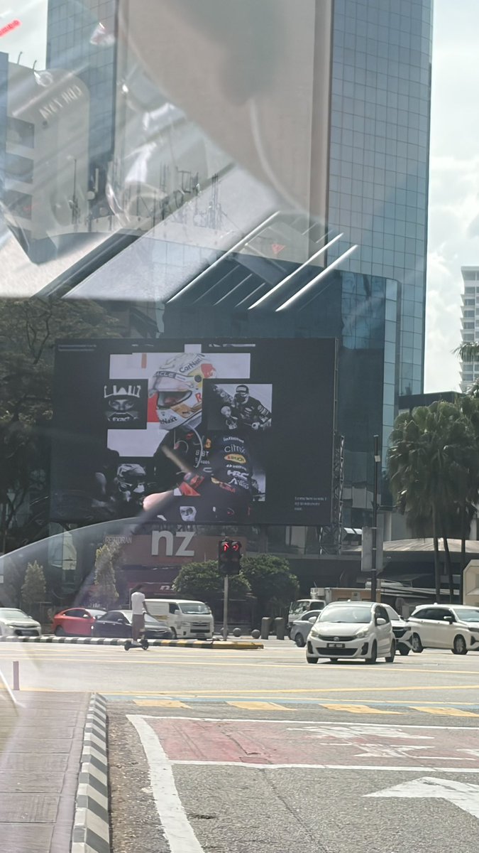 3301verstappen's tweet photo. LOOK WHO I SPOTTED IN FRONT OF PETRONAS https://t.co/vbI1WsOdCp