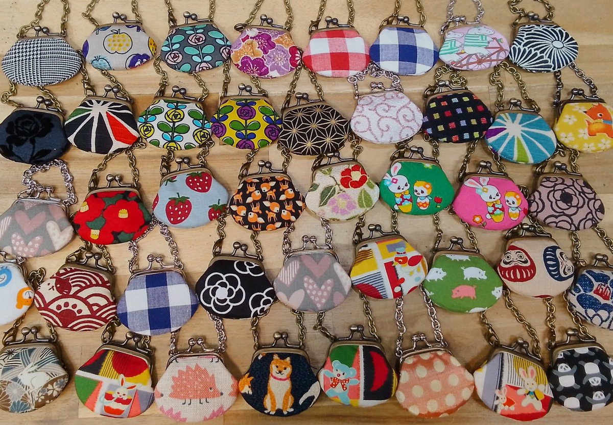 matsuhiroshoten's tweet photo. ❉ 店舗入荷情報です ❉

＜1.2寸 豆角＞が入荷したので
せっせとくさりを付けて
並べてみました😊

#まつひろ商店
#がま口
#小銭入れ
#角型小物入れ
#チェーン付き https://t.co/KnBqJbAqP6