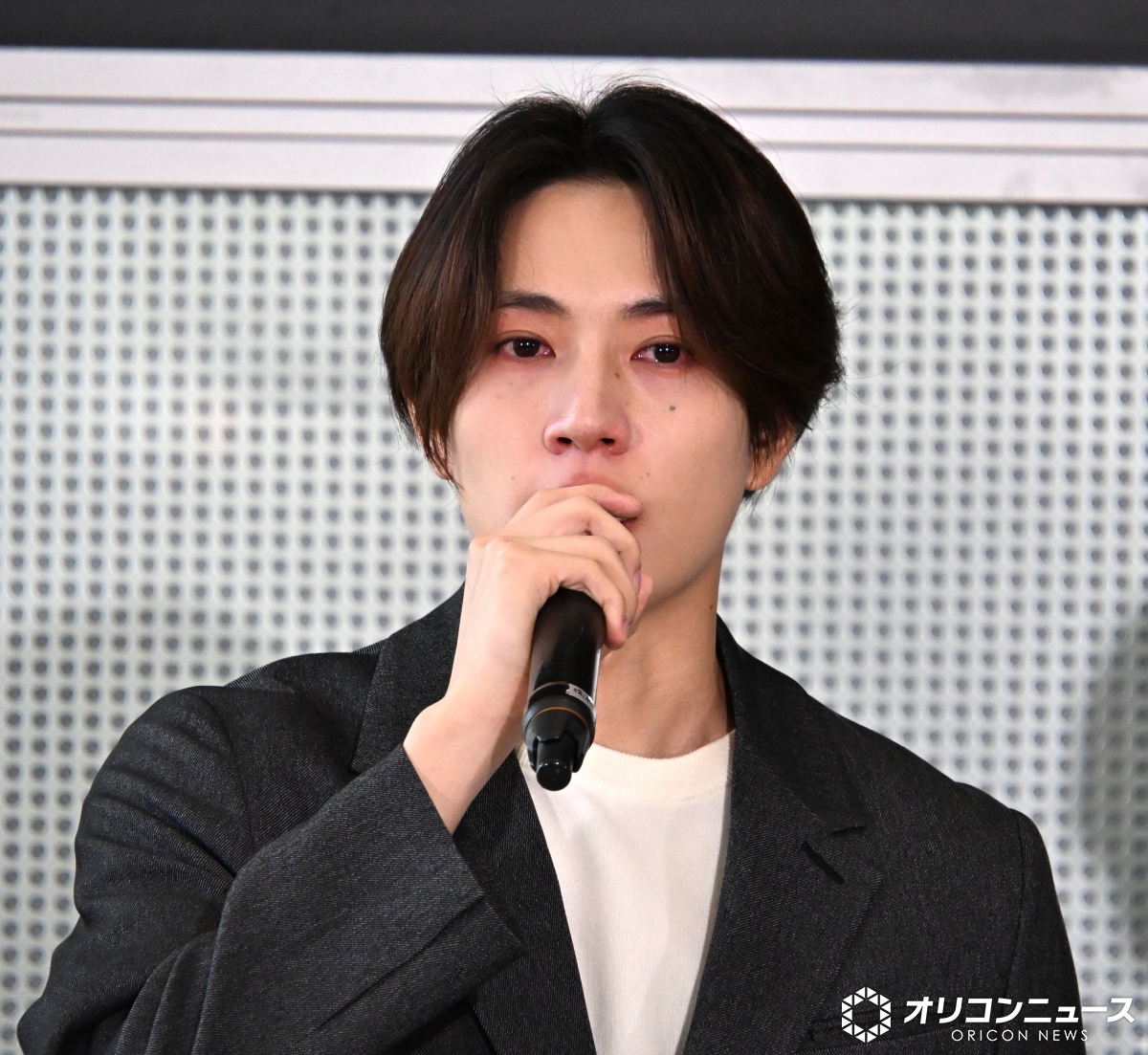 oricon's tweet photo. 【timelesz謝罪会見】
涙するメンバーたち　原嘉孝は目を真っ赤に
「何十年とこのメンバーでやっていくんだと…」
https://t.co/L8VuYTuYGX

”タイプロ”で同時加入した篠塚大輝は、言葉を詰まらせて涙。原嘉孝も大粒の涙を流し「この先、何十年とこのメンバーで…やっていくんだ…という強い意志のもと ､ きょうまでやってまいりました。僕たち新メンバーにおいては1日でもはやくみなさんに認めていただくために日々勉強し、磨き続けて、目の前のお仕事に全力でぶつかっていくという思いできょうまで活動してまいりました」「たくさんの挫折がありながらもきっと、たくさんの幸せなこと楽しいことが待っているんだなとそう信じてました。それを、今回このような件でみなさんを裏切ってしまったこと。本当に悔しくてたまりません」と声を震わせた。