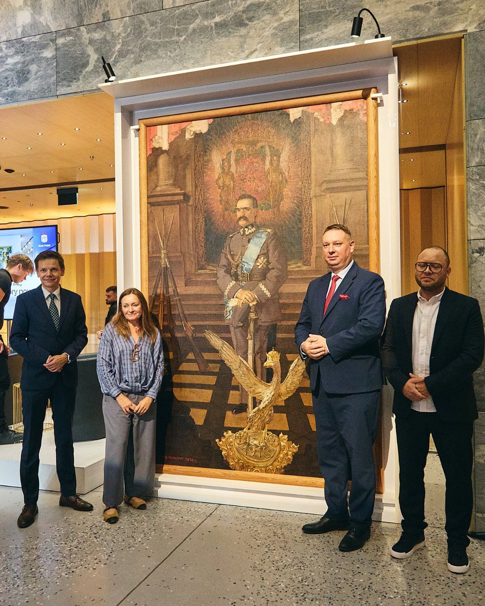 kultura_gov_pl's tweet photo. Zaprezentowaliśmy odrestaurowany portret Józefa Piłsudskiego

W @MuzHistPolski zaprezentowano odrestaurowany „Portret Naczelnika Państwa Marszałka Józefa Piłsudskiego” Józefa Mehoffera. Odnalezione wiosną 2024 roku na strychu prywatnego domu w Warszawie płótno - zwinięte w rulon i zachowane w bardzo złym stanie - przeszło kompleksową konserwację. Wiosną 2027 roku obraz będzie można zobaczyć na wystawie stałej muzeum.

Szczegóły: https://t.co/h9v5Wstgk5

fot. M. Cioch/MHP
@Krawczyk__Marek
