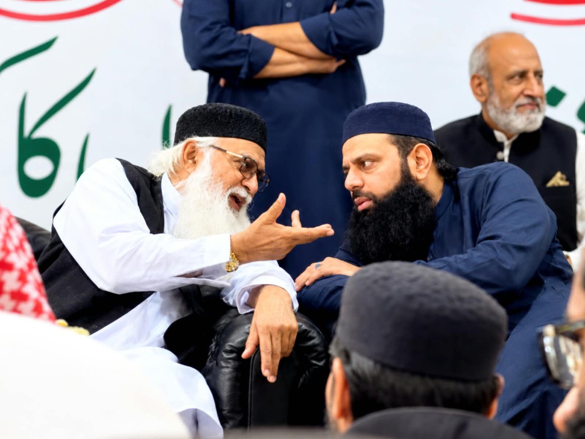 hishamelahi's tweet photo. *مؤتمر حماية الحرمين الشريفين يعلن خطة عمل موحّدة للدفاع عن المقدسات*

*لاهور –* شاركت جميع جماعات أهل الحديث، وفي مقدمتها رئيس جمعية أهل الحديث في باكستان الدكتور العلامة هشام إلهي ظهير، في مؤتمر حماية الحرمين الشريفين، الذي أُعلن خلاله عن خطة عمل موحّدة للدفاع عن الحرمين الشريفين.

وأكد المشاركون لخادم الحرمين الشريفين الملك سلمان بن عبد العزيز، ولولي عهده الأمير محمد بن سلمان، تجديد العهد بأن مئات الآلاف من شباب جمعية أهل الحديث على أتمّ الاستعداد لبذل النفس والمال فداءً لحرمة الحرمين الشريفين، مطالبين في الوقت ذاته بفتح قضايا قانونية ضد من وصفوهم بـ"الحوثيين الباكستانيين".

وفي أجندة من بند واحد، أعلن المؤتمر الجامع والدكتور هشام إلهي ظهير تأييدهم الكامل للسياسة الخارجية الباكستانية، مشيرين إلى أن وزير الدفاع خواجة آصف ورئيس الوزراء شهباز شريف قد أكدا، في إطار اتفاقية الدفاع المشترك، أنه سيتم القضاء على مواقع الحوثيين. وتساءل المشاركون: "إن الذين لم يراعوا قدسية المسجد الحرام، كيف لهم أن يراعوا سائر مقدسات المسلمين؟"

كما طالب المشاركون بالإجماع بتسجيل قضية ضد جواد نقوي، ملوّحين بتصعيد الحراك في حال عدم الاستجابة لمطلبهم، ومتّهمين إياه بالقول إن باكستان وقفت إلى جانب الطاغوت، وبوصف قائد الجيش بأنه "عميل لليهود والنصارى"، دون أن يُحاسَب على ذلك.

من جانبه، أكد رئيس جمعية أهل الحديث في باكستان أن مئة ألف شاب من أهل الحديث مستعدون للتوجّه دفاعاً عن الحرمين الشريفين متى ما دعاهم قائد الجيش والأمير محمد بن سلمان، معتبراً أن العداء لآل سعود نابع من تمسّكهم بعقيدة التوحيد. وحذّر من أنه إذا لم يُكبَح جماح جواد نقوي فستنطلق حركة احتجاجية على مستوى البلاد، مضيفاً أن الذين يشككون في إيمان الصحابة هم أنفسهم الذين يكفّرون المسلمين اليوم بلا انقطاع.
@KSAMOFA 
@modgovksa 
@MOISaudiArabia 
@Dr_alqarnee 
@Badermasaker 
@rbalsaud 
@Dr_Abdullatif_a 
@SaudiNews50 
@AlArabiya_Brk 
@MWLOrg_en 
@MWLorg_Ur