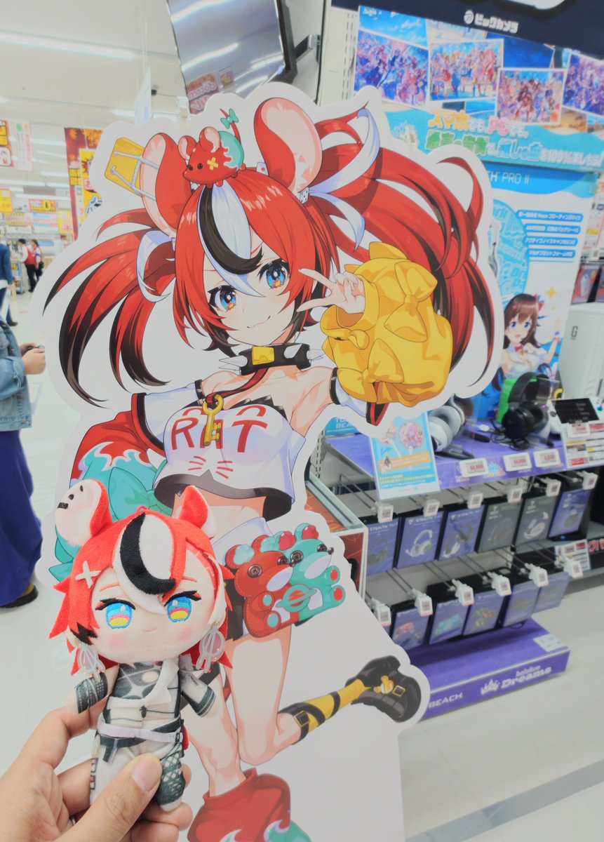 yasagurecat's tweet photo. コラボキャンペーン行ってきました。
ばんちょー凛々しい。
ベーちゃんはピースかわいい。
#ヨドバシカメラ 
#ビッグカメラ 
#みてみてばんちょー
#BaelzBrush
#ホロドリ
#タートルビーチ https://t.co/HcAad7ohyG