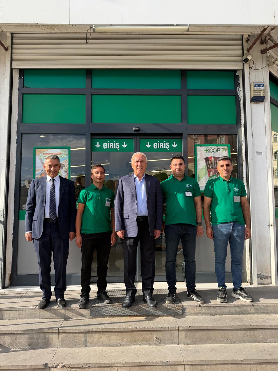 tarimkredi's tweet photo. Tarım Kredi Genel Müdürü Hüseyin Aydın ve Genel Müdür Yardımcısı Mehmet Okan Ateş, KOOP Market’in Diyarbakır’da hizmete açılan yeni lojistik deposunu ziyaret ederek yürütülen çalışmalar ve operasyonel süreçler hakkında incelemelerde bulundu. Aydın, depo ziyaretinin ardından bölgede faaliyet gösteren KOOP Market şubelerini ziyaret etti.