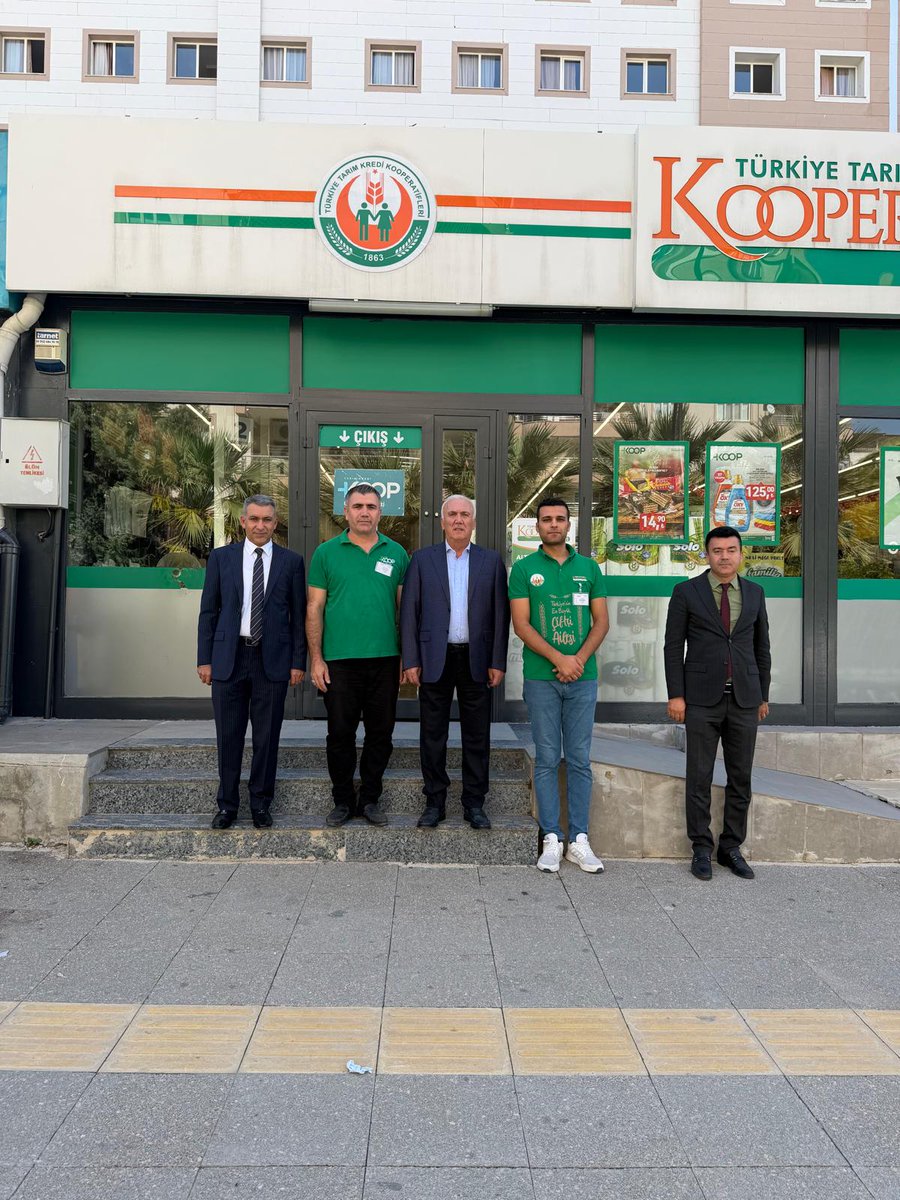 tarimkredi's tweet photo. Tarım Kredi Genel Müdürü Hüseyin Aydın ve Genel Müdür Yardımcısı Mehmet Okan Ateş, KOOP Market’in Diyarbakır’da hizmete açılan yeni lojistik deposunu ziyaret ederek yürütülen çalışmalar ve operasyonel süreçler hakkında incelemelerde bulundu. Aydın, depo ziyaretinin ardından bölgede faaliyet gösteren KOOP Market şubelerini ziyaret etti.