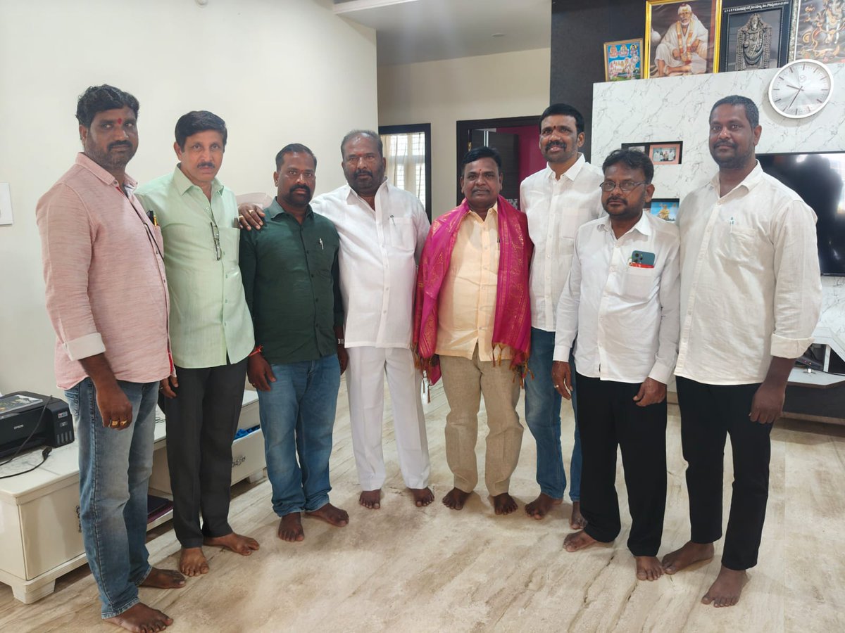 AshwathamaTSRTC's tweet photo. HYT-2 డిపోకు చెందిన ఎంప్లాయీస్ యూనియన్ వర్కింగ్ ప్రెసిడెంట్ వెంకటయ్య, జాయింట్ సెక్రటరీ తిరుపతయ్యతో పాటు 25 మంది కార్యకర్తలు TMU ప్రధాన కార్యదర్శి అశ్వత్థామ రెడ్డి సమక్షంలో TMUలో చేరారు.

ఉద్యోగ భద్రత, ఆర్టీసీ విలీనంపై విశ్వాసంతో TMUలో చేరినట్లు తెలిపారు. https://t.co/jo5zBIux3N