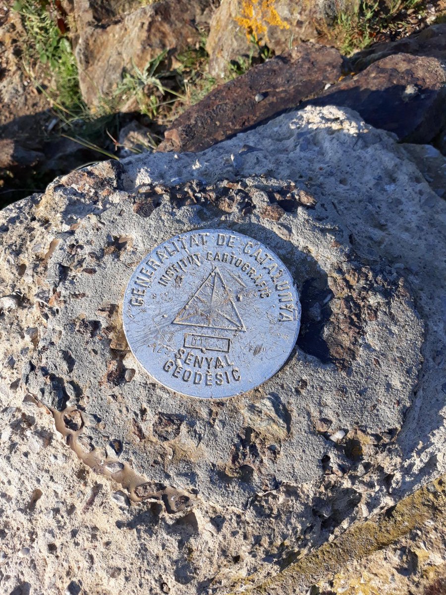 trai_brave__ea6's tweet photo. At the dam summit, the badge cuts through the mist, and the unplated vessel glows with quiet tenacity under the sun. https://t.co/hzV5b5G1sh