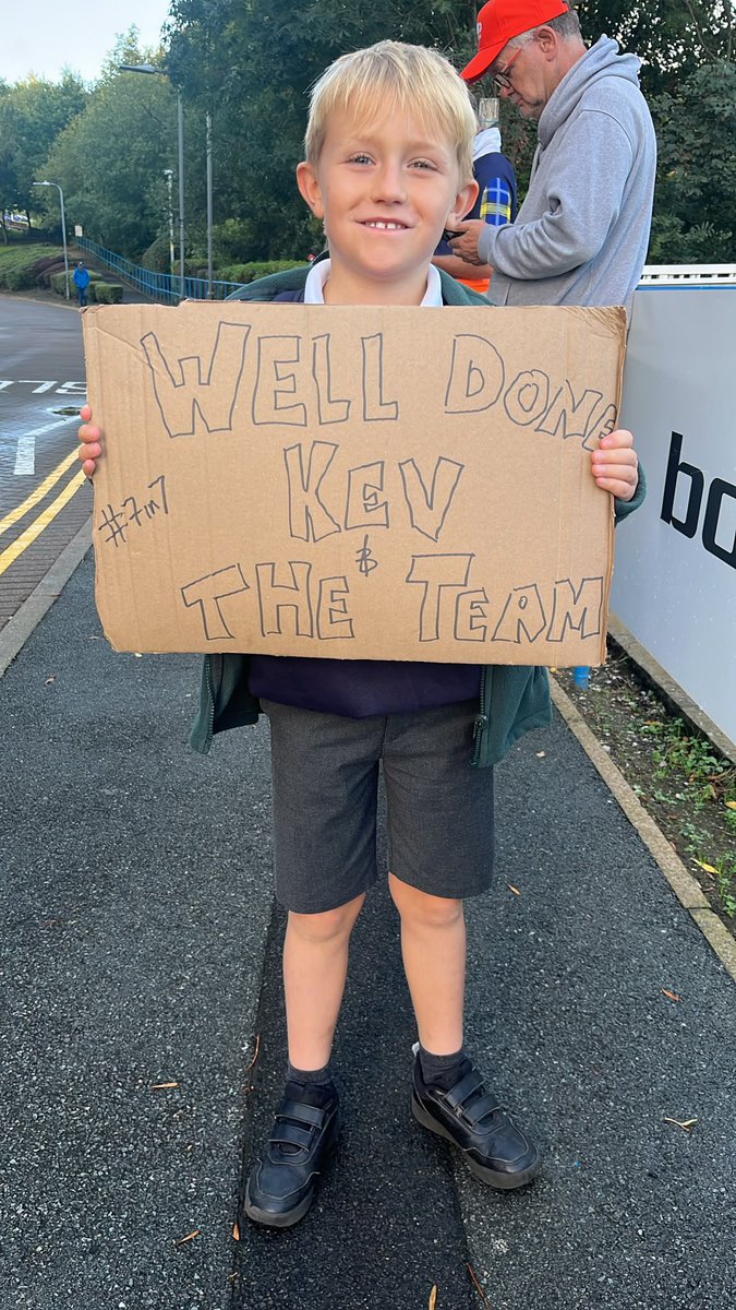 mndassoc's tweet photo. George and his fab sign are ready for day 5 😎 

Donate here 🔗 https://t.co/rZOQq8SIgb 

#7in7 #7in7GrandFinale https://t.co/Y0BysNc88D