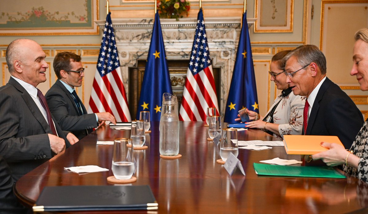 USAmbEU's tweet photo. American companies stand ready to work with Europe to build prosperity on both sides of the Atlantic. Always great to meet with U.S. energy industry leaders like @exxonmobil SVP Jack Williams and EVP Alice Wells. https://t.co/rpoSnhv7Yt