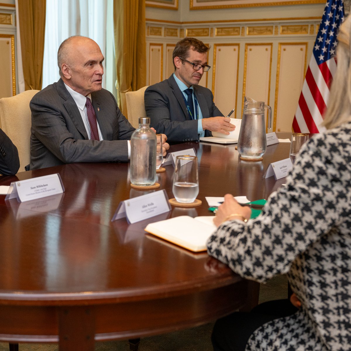 USAmbEU's tweet photo. American companies stand ready to work with Europe to build prosperity on both sides of the Atlantic. Always great to meet with U.S. energy industry leaders like @exxonmobil SVP Jack Williams and EVP Alice Wells. https://t.co/rpoSnhv7Yt