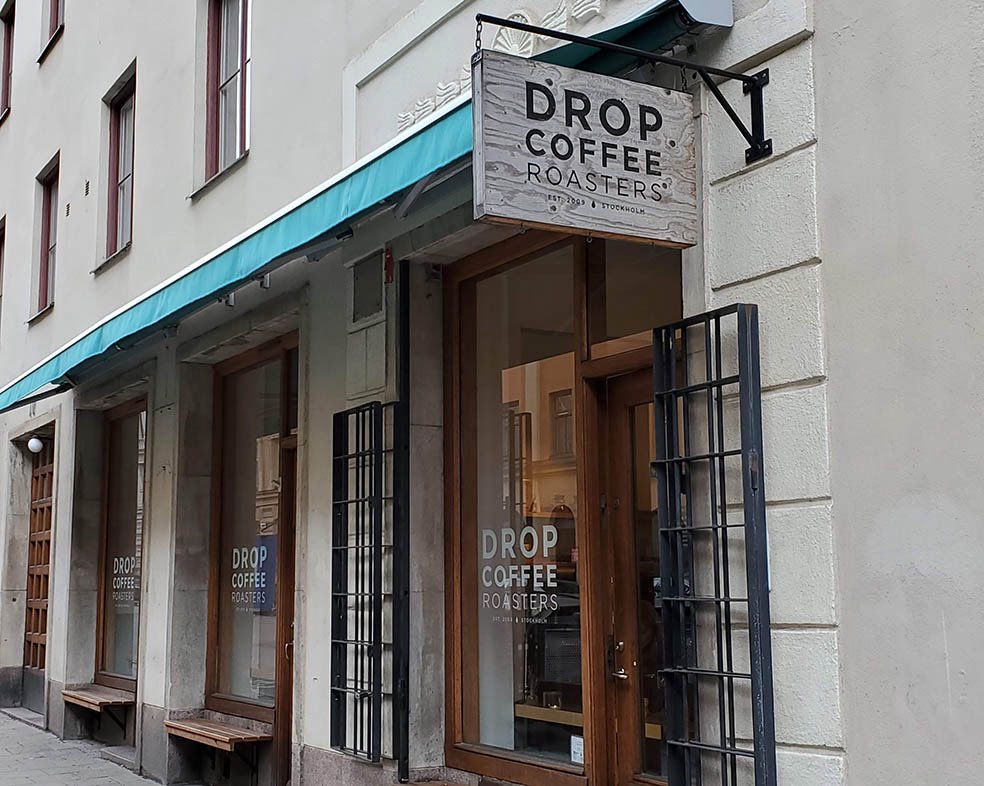lifte_official's tweet photo. 【本日10月1日は #コーヒーの日 】🇸🇪
#スウェーデン のストックホルムで人気の「Drop Coffee Roasters」☕️

2009年に誕生し、高い評価を受ける人気のロースタリー＆カフェです✨

そして9月18日には日本初上陸！中野マルイに1号店がオープンしました🎊

※写真はストックホルム店でLifTe編集部撮影 https://t.co/gQO83jhMeZ