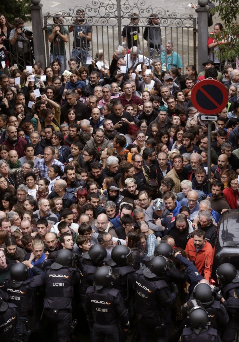 GerardHorta's tweet photo. L'#1oct del 2017 el poble català protagonitzàrem el dia més bell de la nostra història després del 19 de juliol del 1936.
Independència implica revolució, i l'única revolució és la dels humils. Vam guanyar un estat feixista i vam controlar el territori.
Tot és a les nostres mans. https://t.co/0Cp2Cq7ZXV