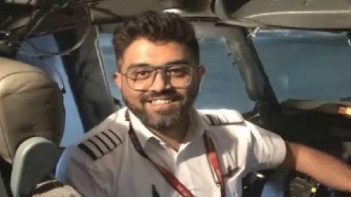 kamaalrkhan's tweet photo. Pilot Samit Macchar always wanted to become famous, so he was doing Podcast and other stuff. Finally, he has become famous. https://t.co/3X0LtgnvCN