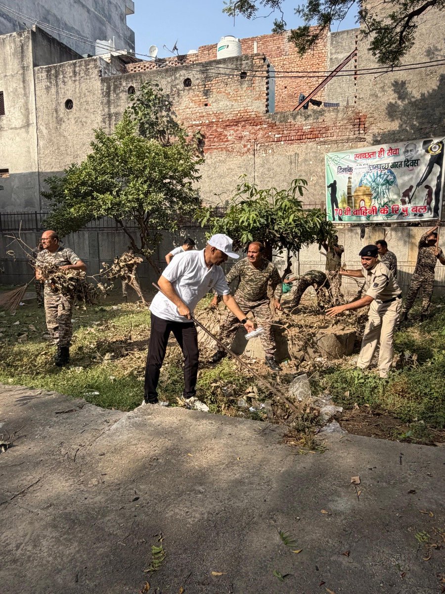 70bncrpf's tweet photo. दिनांक 01/10/26 को चलाए गए स्वच्छता ही सेवा अभियान के अंतर्गत नगर निगम प्राथमिक बालिका विद्यालय बवाना में 70 बटालियन केंद्रीय रिजर्व पुलिस बल द्वारा स्वच्छता ही सेवा अभियान चलाया गया।जिसमें  केंद्रीय रिजर्व पुलिस बल के श्री बल्लभ चंद शर्मा (पुलिस उप महानिरीक्षक प्रशिक्षण)श्री राजीव चौधरी 
(कमांडेंट प्रशिक्षण) श्री मोहम्मद खालिद खान (कमांडेंट 70 वी वाहिनी)अन्य अधिकारीगण समस्त जवान विद्यालय के अध्यापक और छात्र उपस्थित रहे @crpfindia @SwachhBharatGov