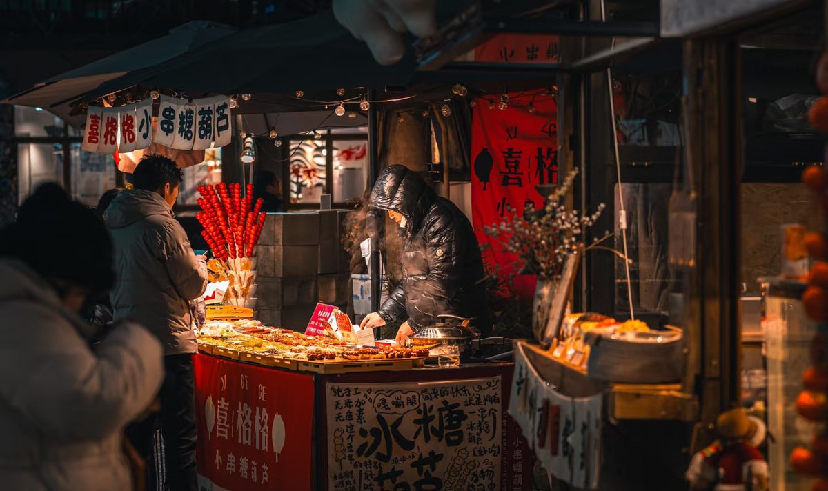 meipuspitas18's tweet photo. [Today I passed by the alley, the food stall was sizzling hot, I called out "Hey there, buddy!" to the vendor, who's from the Jia family running the stinky tofu stall that makes my stomach bloat and makes me feel great. ]， https://t.co/W1TXa2rY2d