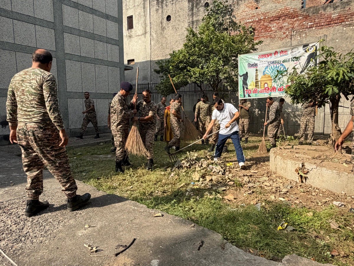 70bncrpf's tweet photo. दिनांक 01/10/26 को चलाए गए स्वच्छता ही सेवा अभियान के अंतर्गत नगर निगम प्राथमिक बालिका विद्यालय बवाना में 70 बटालियन केंद्रीय रिजर्व पुलिस बल द्वारा स्वच्छता ही सेवा अभियान चलाया गया।जिसमें  केंद्रीय रिजर्व पुलिस बल के श्री बल्लभ चंद शर्मा (पुलिस उप महानिरीक्षक प्रशिक्षण)श्री राजीव चौधरी 
(कमांडेंट प्रशिक्षण) श्री मोहम्मद खालिद खान (कमांडेंट 70 वी वाहिनी)अन्य अधिकारीगण समस्त जवान विद्यालय के अध्यापक और छात्र उपस्थित रहे @crpfindia @SwachhBharatGov
