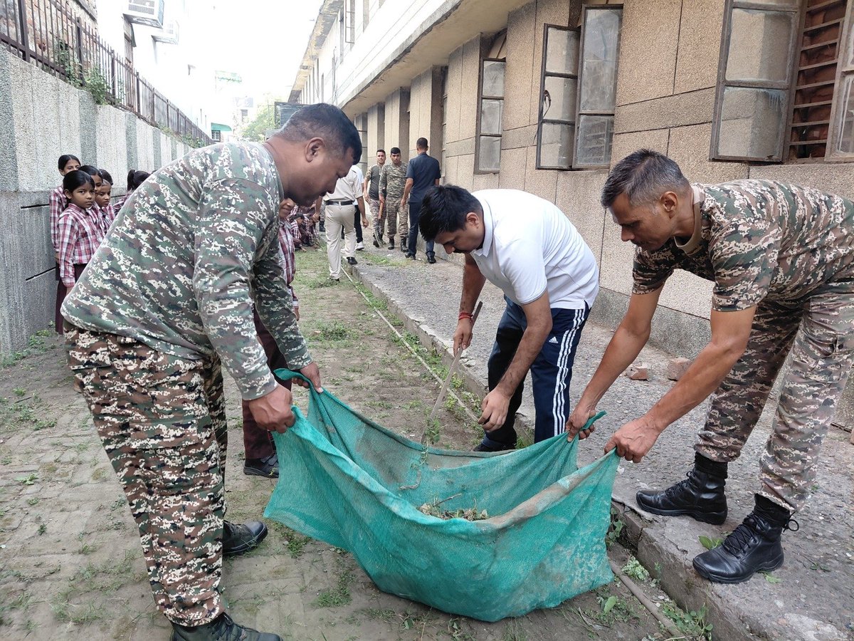 70bncrpf's tweet photo. दिनांक 01/10/26 को चलाए गए स्वच्छता ही सेवा अभियान के अंतर्गत नगर निगम प्राथमिक बालिका विद्यालय बवाना में 70 बटालियन केंद्रीय रिजर्व पुलिस बल द्वारा स्वच्छता ही सेवा अभियान चलाया गया।जिसमें  केंद्रीय रिजर्व पुलिस बल के श्री बल्लभ चंद शर्मा (पुलिस उप महानिरीक्षक प्रशिक्षण)श्री राजीव चौधरी 
(कमांडेंट प्रशिक्षण) श्री मोहम्मद खालिद खान (कमांडेंट 70 वी वाहिनी)अन्य अधिकारीगण समस्त जवान विद्यालय के अध्यापक और छात्र उपस्थित रहे @crpfindia @SwachhBharatGov