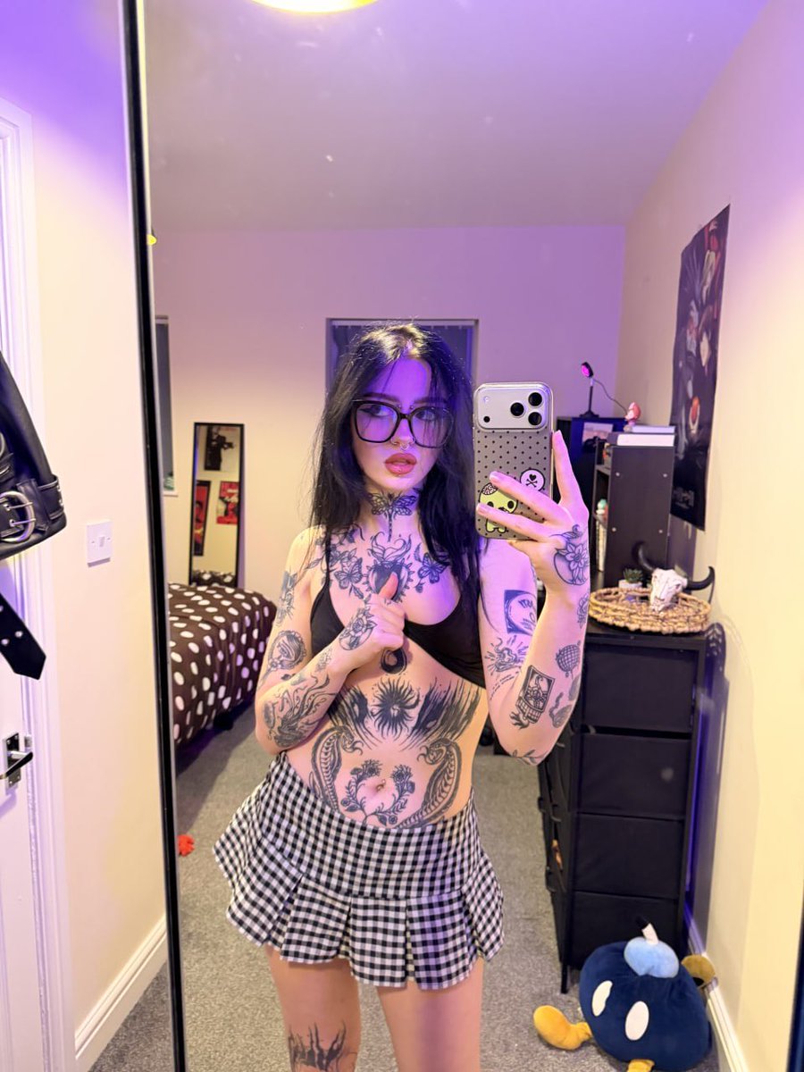 darkdahliahs's tweet photo. eyes up here 🙄 https://t.co/qAveqoO6tV