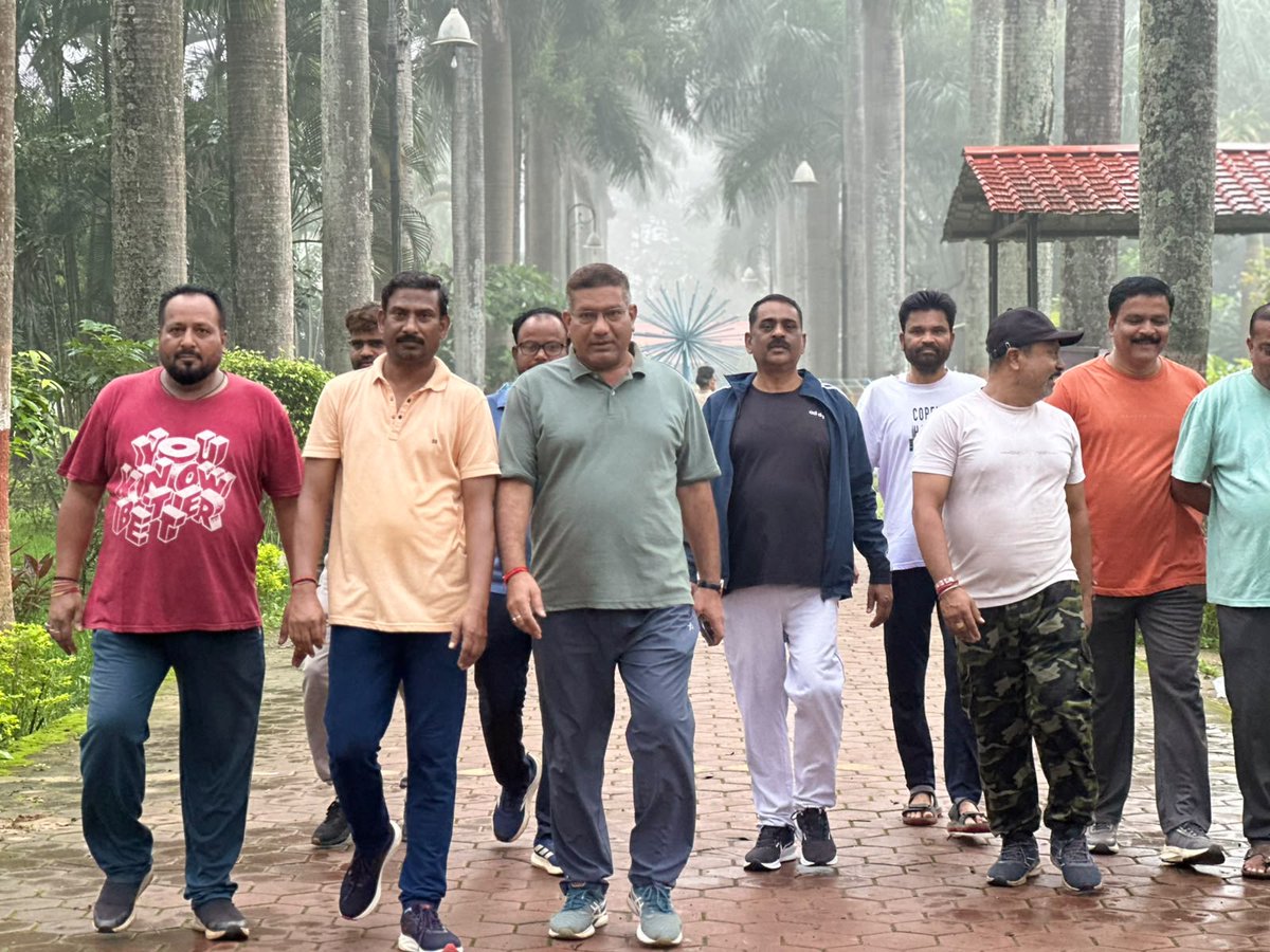 policebastar's tweet photo. एएसपी राठौर सर द्वारा मॉर्निंग वाक के दौरान साइबर जागृति अभियान के तहत बुजुर्गों को डिजिटल अरेस्ट एवम अन्य साइबर अपराधों के संबंध में जानकारी दी गई
##CyberJaagrutiAbhiyaan #ChhattisgarhPolice #Chhattisgarh #छत्तीसगढ़ https://t.co/m5bfyGq2wT