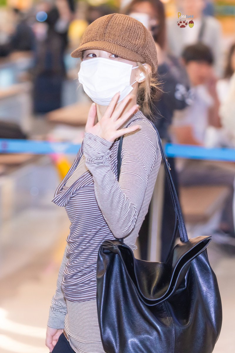 pleasure_94z's tweet photo. 260928 ICN 입국
🐻
#레드벨벳 #RedVelvet #슬기 #SEULGI https://t.co/GuPtwIG4eO