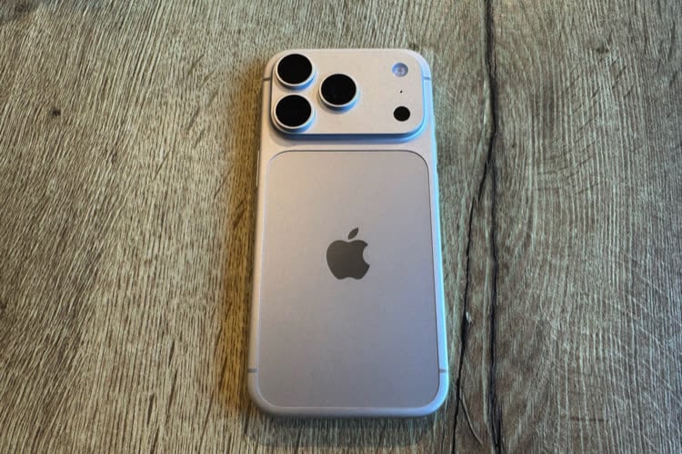 MacGeneration's tweet photo. iPhone 18 Pro : plusieurs utilisateurs signalent une plaque arrière mal alignée dlvr.​it/TVk8Ls #iPhone18Pro #Apple https://t.co/dTRO3QesYK