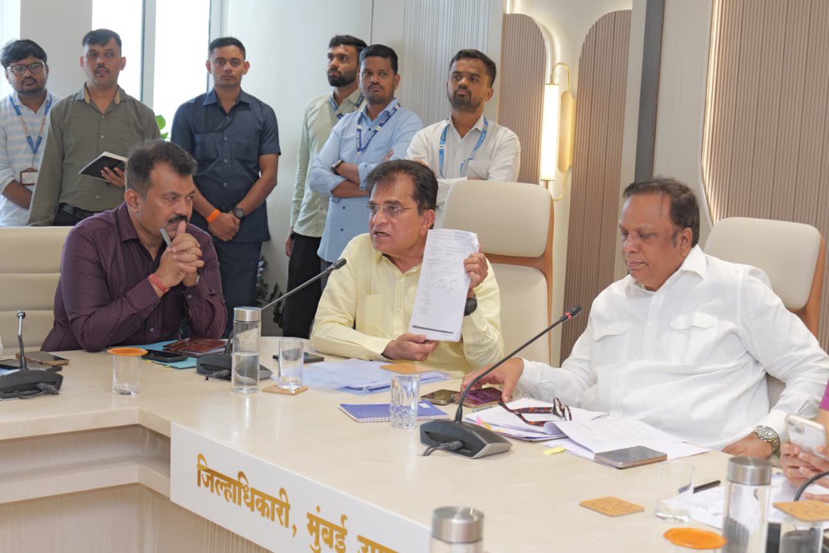 ShelarAshish's tweet photo. छत्रपती शिवाजी महाराज आंतरराष्ट्रीय विमानतळाच्या टर्मिनल २ च्या आवारातील अनधिकृत मशिदीबाबत आज बैठक घेऊन संबंधित अधिकाऱ्यांकडून सविस्तर माहिती घेतली.

या प्रकरणी माजी खासदार किरीट सोमैया यांनी पोलिसांकडे तक्रार केली आहे. या तक्रारीच्या अनुषंगाने मुंबई इंटरनॅशनल एअरपोर्ट लिमिटेड (MIAL) तसेच एअरपोर्ट अथॉरिटीच्या संबंधित अधिकाऱ्यांचे उद्याच जबाब/स्टेटमेंट नोंदविण्याचे निर्देश पोलिसांना दिले. या प्रकरणाची तात्काळ चौकशी सुरू करून उपलब्ध कागदपत्रे, परवानग्या आणि संबंधित बाबींची सखोल पडताळणी करुन,  या चौकशीचा अहवाल लवकरात लवकर सादर करण्याचे निर्देश संबंधित यंत्रणांना दिले.

या बैठकीस माजी खासदार किरीट सोमैया, मुंबई महानगरपालिका अतिरिक्त आयुक्त प्राजक्ता वर्मा-लवंगारे, मुंबई उपनगर जिल्हाधिकारी सौरभ कटियार तसेच अन्य शासकीय अधिकारी उपस्थित होते.

#Maharashtra #AshishShelar
