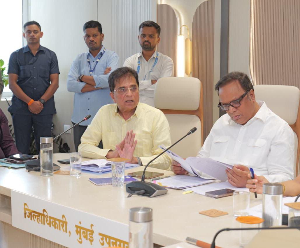 ShelarAshish's tweet photo. छत्रपती शिवाजी महाराज आंतरराष्ट्रीय विमानतळाच्या टर्मिनल २ च्या आवारातील अनधिकृत मशिदीबाबत आज बैठक घेऊन संबंधित अधिकाऱ्यांकडून सविस्तर माहिती घेतली.

या प्रकरणी माजी खासदार किरीट सोमैया यांनी पोलिसांकडे तक्रार केली आहे. या तक्रारीच्या अनुषंगाने मुंबई इंटरनॅशनल एअरपोर्ट लिमिटेड (MIAL) तसेच एअरपोर्ट अथॉरिटीच्या संबंधित अधिकाऱ्यांचे उद्याच जबाब/स्टेटमेंट नोंदविण्याचे निर्देश पोलिसांना दिले. या प्रकरणाची तात्काळ चौकशी सुरू करून उपलब्ध कागदपत्रे, परवानग्या आणि संबंधित बाबींची सखोल पडताळणी करुन,  या चौकशीचा अहवाल लवकरात लवकर सादर करण्याचे निर्देश संबंधित यंत्रणांना दिले.

या बैठकीस माजी खासदार किरीट सोमैया, मुंबई महानगरपालिका अतिरिक्त आयुक्त प्राजक्ता वर्मा-लवंगारे, मुंबई उपनगर जिल्हाधिकारी सौरभ कटियार तसेच अन्य शासकीय अधिकारी उपस्थित होते.

#Maharashtra #AshishShelar