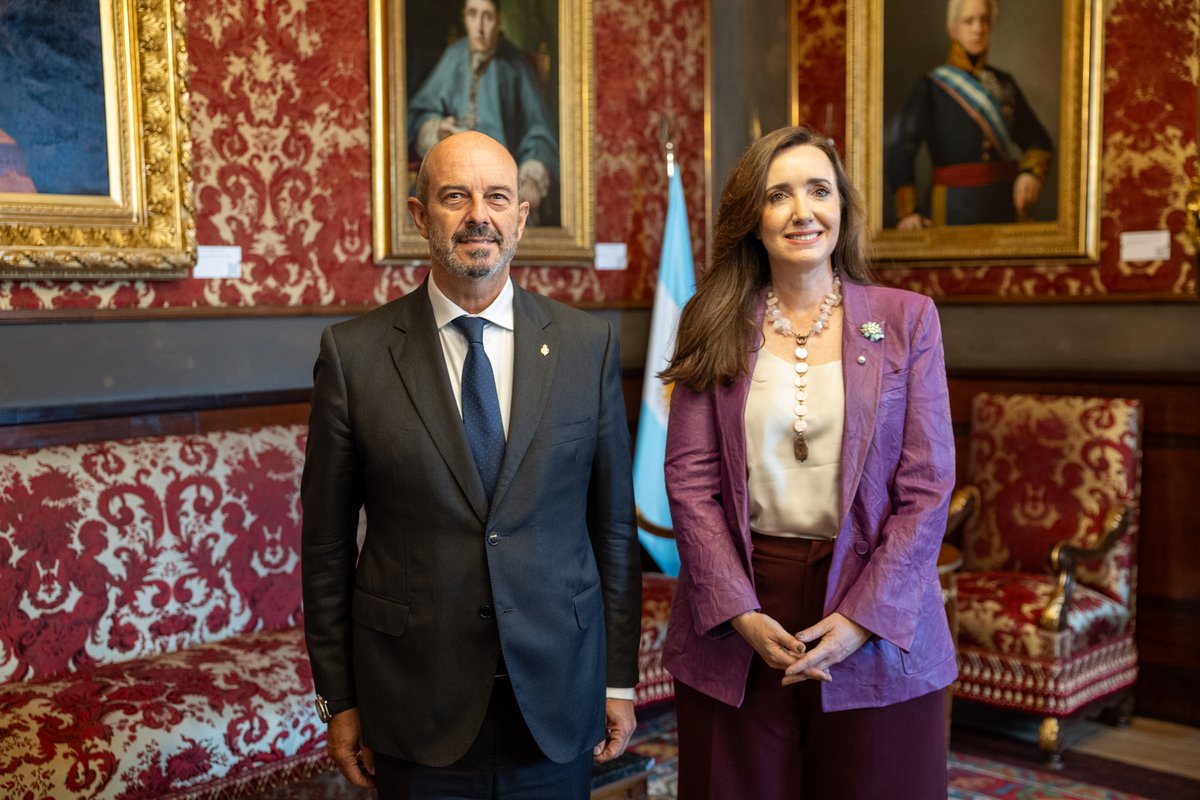 Senadoesp's tweet photo. 🏛️ El presidente del Senado, Pedro Rollán, ha recibido en la Plaza de la Marina Española a la vicepresidenta de la Nación Argentina y presidenta del Senado, Victoria Eugenia Villarruel

📰 Noticia: https://t.co/lhdhF9rl13 https://t.co/hqdr24OPKs