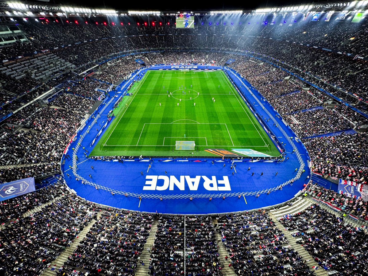 _BeFootball's tweet photo. 🏟️ L'EFFET ZIDANE FAIT LE PLEIN AU STADE DE FRANCE ! 🤩🇫🇷

Pour sa première à domicile comme sélectionneur, le choc face à l'Italie se jouera à guichets fermés.

Pour fêter son retour, les supporters préparent d'ailleurs un tifo spécial « BIENVENUE À LA MAISON ».

(@lequipe) https://t.co/e2STy3gjgT