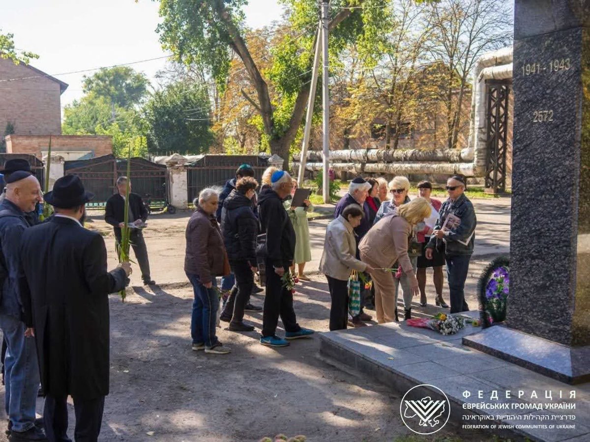 FJCU's tweet photo. A memorial ceremony dedicated to the victims of the #Holocaust was held in Oleksandriia.

The event was attended by the representatives of the city authorities, including the First Deputy Mayor, Rabbi Shlomo David Salamon of Kremenchuk, the representatives of the Jewish community https://t.co/qzrBlmyLHI