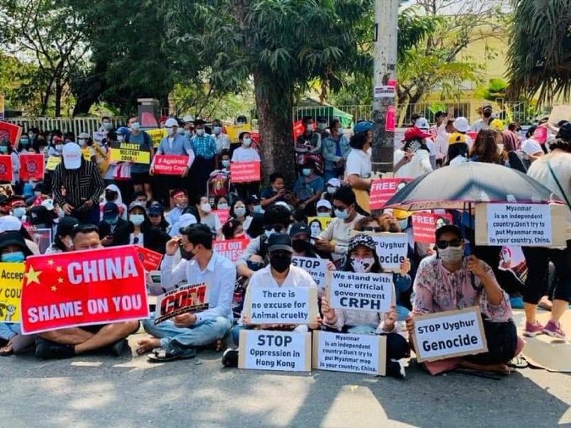 Uyghur_Report's tweet photo. Myanmarlılar Doğu Türkistan için toplandı!

Myanmar’da halk, Çin’in Myanmar Büyükelçiliği önünde toplanarak Pekin yönetimine tepki gösterdi. Protestocular, “Uygur soykırımını durdur!” ve “Myanmar topraklarını işgal etme hayalin gerçekleşemeyecek!” yazılı pankartlar taşıdı.

#DoğuTürkistan