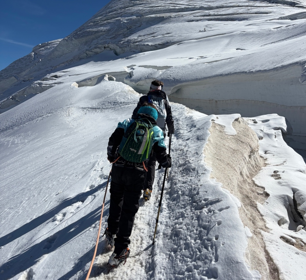 HotelJaegerhof's tweet photo. Auf dem Berg wird alles leichter: mehr Höhe, mehr Aussicht, mehr Himmel, mehr Klarheit. Jeder Schritt nach oben schenkt Weite im Kopf und Ruhe im Herzen. Manchmal braucht es nur einen Gipfelblick, um wieder bei sich selbst anzukommen. ⛰️✨ #berge #aussicht #klarheit https://t.co/RgO8W6eSxY
