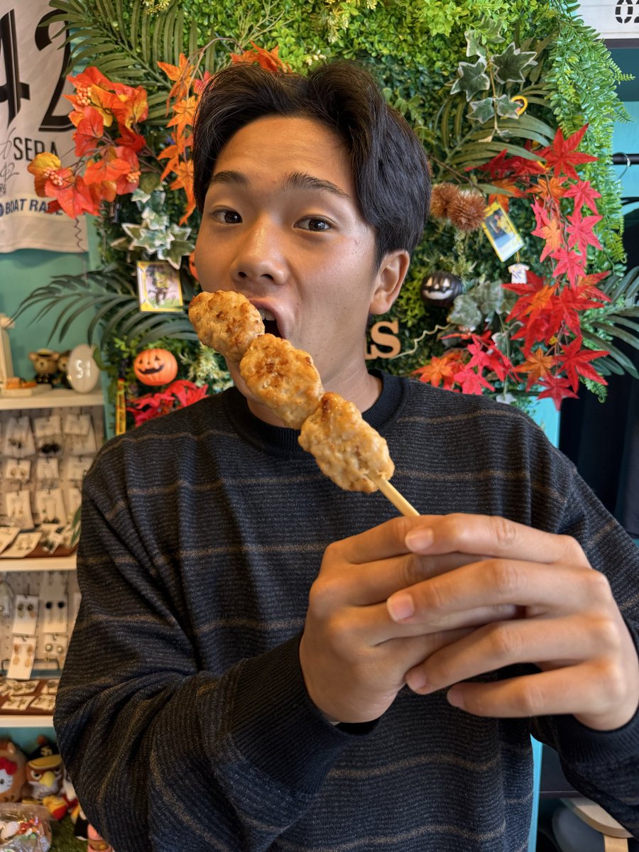 monscafe2022's tweet photo. 早速たくさんのご予約ありがとうございます❤️

追加メニューで
『ジャンボつくね串』ｺﾘｺﾘ軟骨入り

スタジアムでアツアツを販売します♩
坂下選手　ご試食ありがとうございます🌻 https://t.co/zmr4tbDAnC