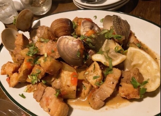 portugaltopics's tweet photo. ◆日本でポルトガル料理が食べたい方へ

内緒なのですが...実は代々木八幡に『クリスチアノ』というポルトガル料理のお店があります。

ここでは最高のポルトガル料理を食べれます。人気店なので予約必須。

系列の『ナタ・デ・クリスチアノ』ではエッグタルトが。こちらも味は至高なので行ってみてね https://t.co/Xtx4gRlDe0