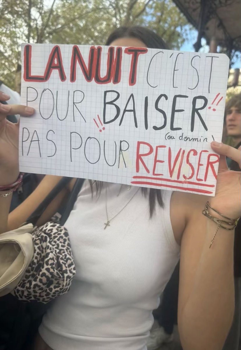 LeGratteurBarge's tweet photo. WTF???
Pendant que certains lycéens manifestent et font des blocus pour des raisons légitimes, d'autres ont des priorités ailleurs.. 😒 https://t.co/tURsP2MllI