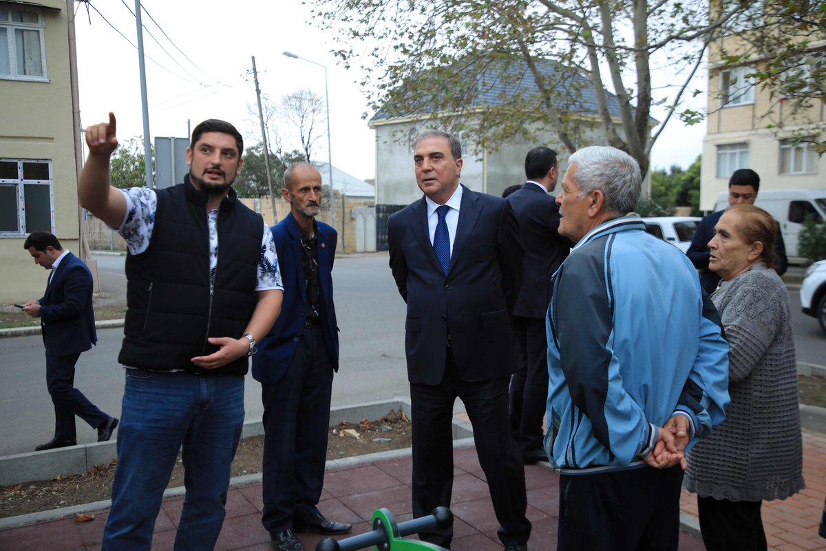 gence_icra's tweet photo. Niyazi Bayramov şəhərin bir sıra ərazilərində görülən abadlıq işlərinə baxış keçirib

Daha ətraflı:
https://t.co/Oji7n50ZJf https://t.co/NaS5c3e6Jc