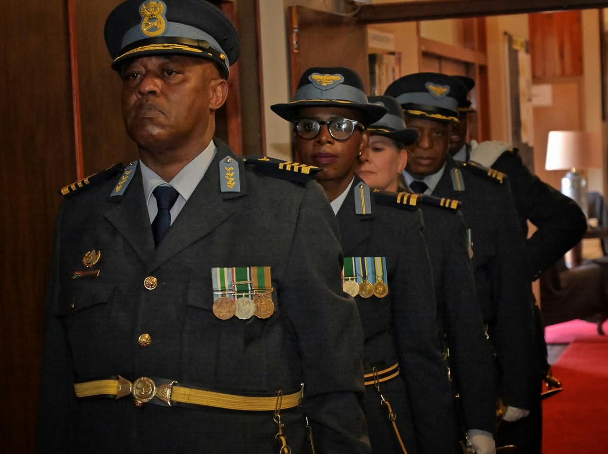 SANDF_ZA's tweet photo. Chief of Air Force Rank Ceremony held at Ysterplaat Air Force Base || 30 September 2026.

https://t.co/J0bMGqJP1M

🇿🇦#SANDF 
🇿🇦#SAAirForce 
✈️#PerAsperaAdAstra https://t.co/w585mssx0z