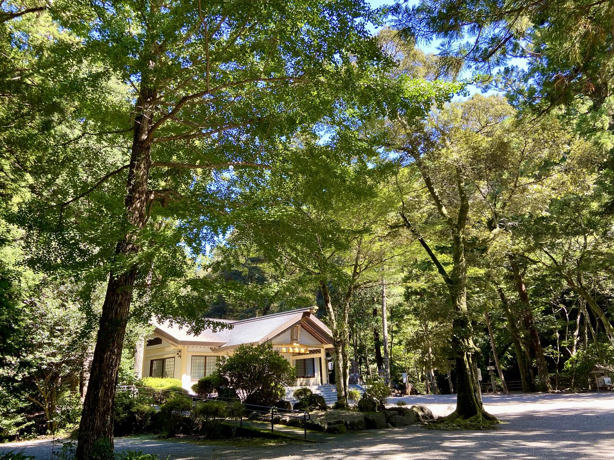 koubenomiya's tweet photo. 本日は真っ青な晴天の中、秋風が吹く爽やかな1日で、ご参拝の方も気持ちよくお参りできたかと思います🍁

本日もバイカーの方がお参りに来ていただきました🛵ようこそお参り下さいました😊

どうぞご皆様安全にお帰りくださいませ✨
🚗〰️  🛵〰️ https://t.co/rwL0useNz1