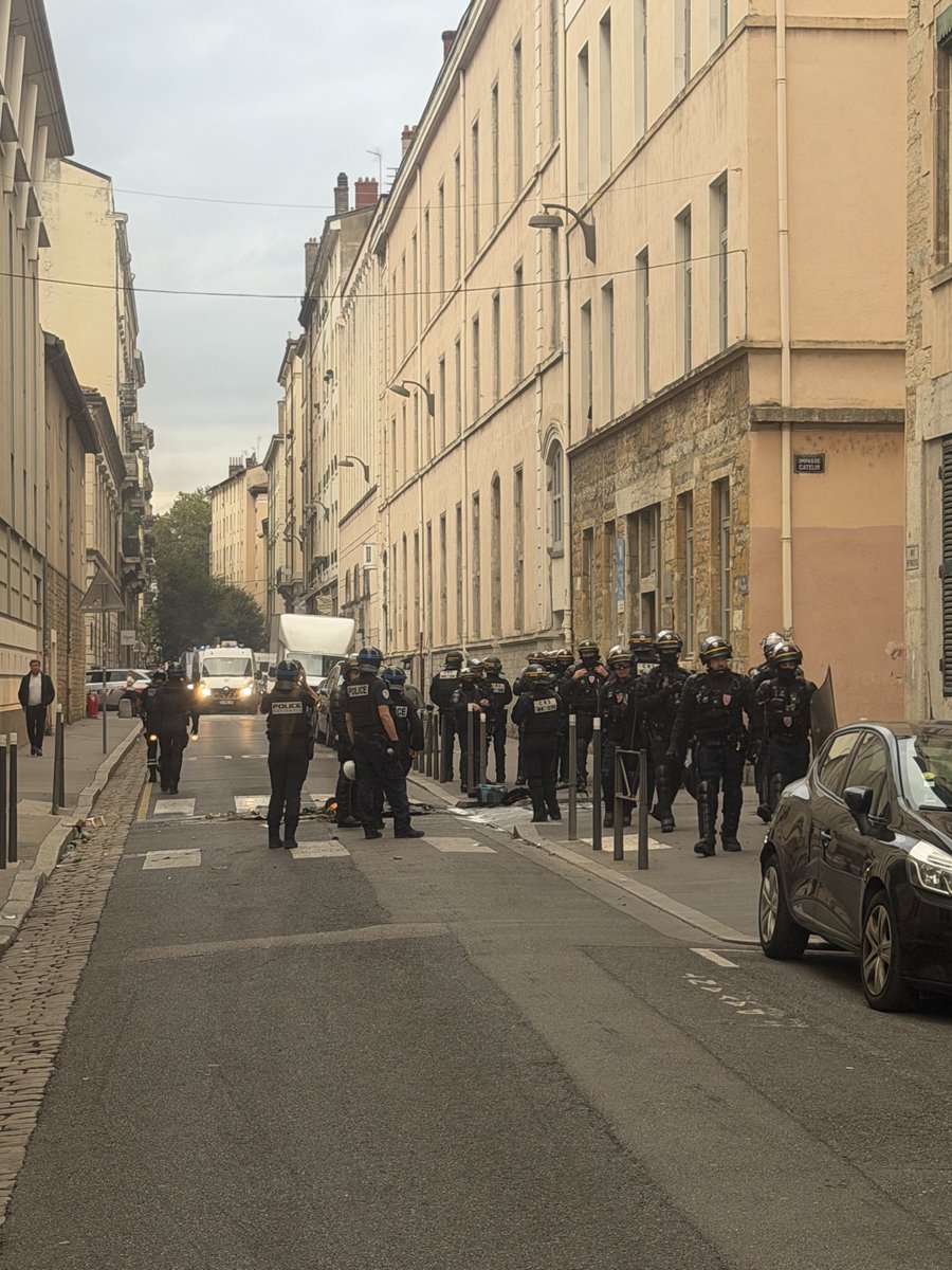 JsChaillet's tweet photo. Avec @poliver69 et 4 policiers nationaux aidés par un habitant courageux nous avons repoussé des casseurs pendant 30mn avant l’arrivée des CRS 🇫🇷 pour sécuriser les abords du lycée St Marc à Lyon 2e. @prefetrhone @PoliceNat69 #securité #lyon https://t.co/lTaD1rG2td