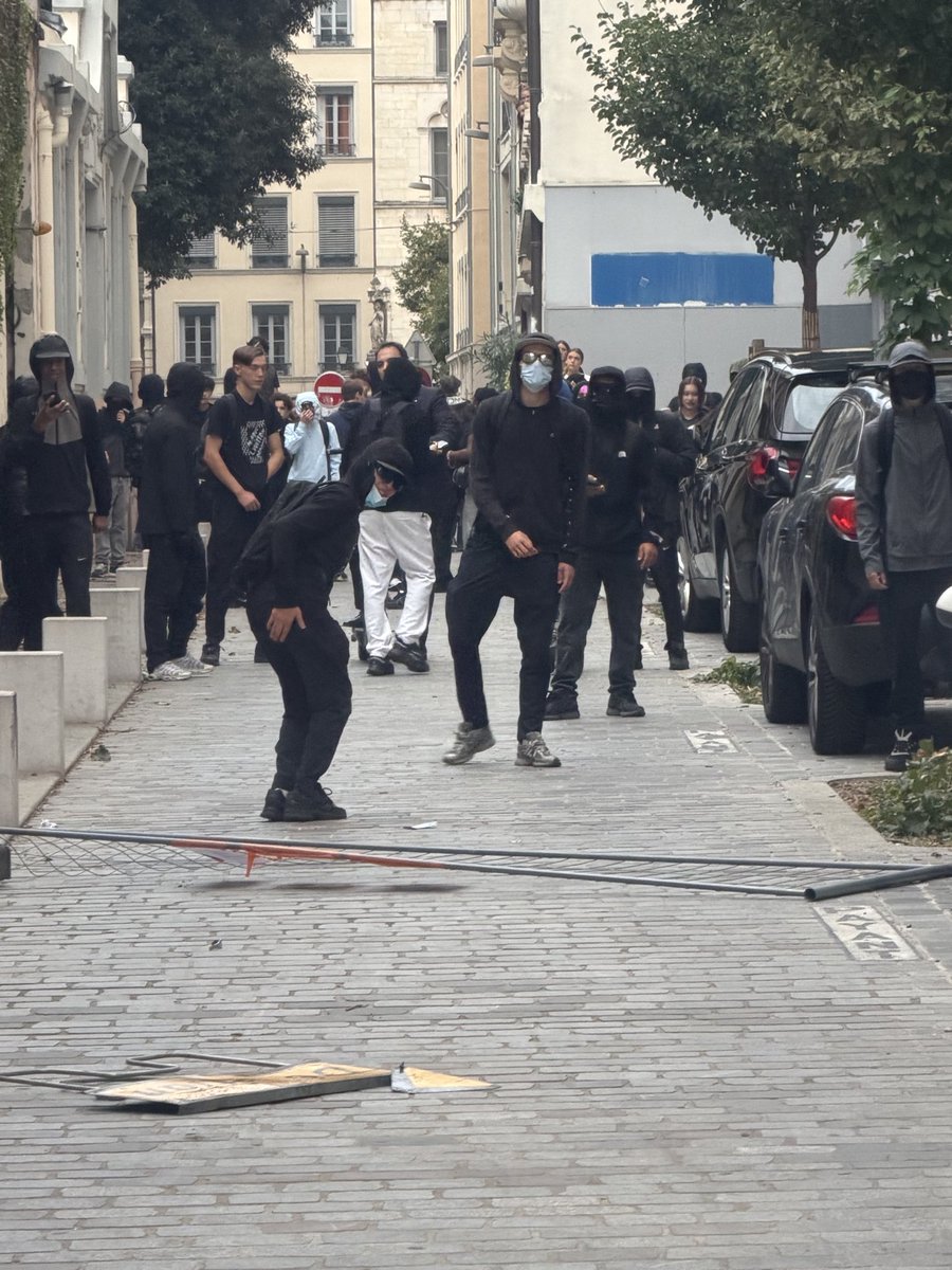 JsChaillet's tweet photo. Avec @poliver69 et 4 policiers nationaux aidés par un habitant courageux nous avons repoussé des casseurs pendant 30mn avant l’arrivée des CRS 🇫🇷 pour sécuriser les abords du lycée St Marc à Lyon 2e. @prefetrhone @PoliceNat69 #securité #lyon https://t.co/lTaD1rG2td