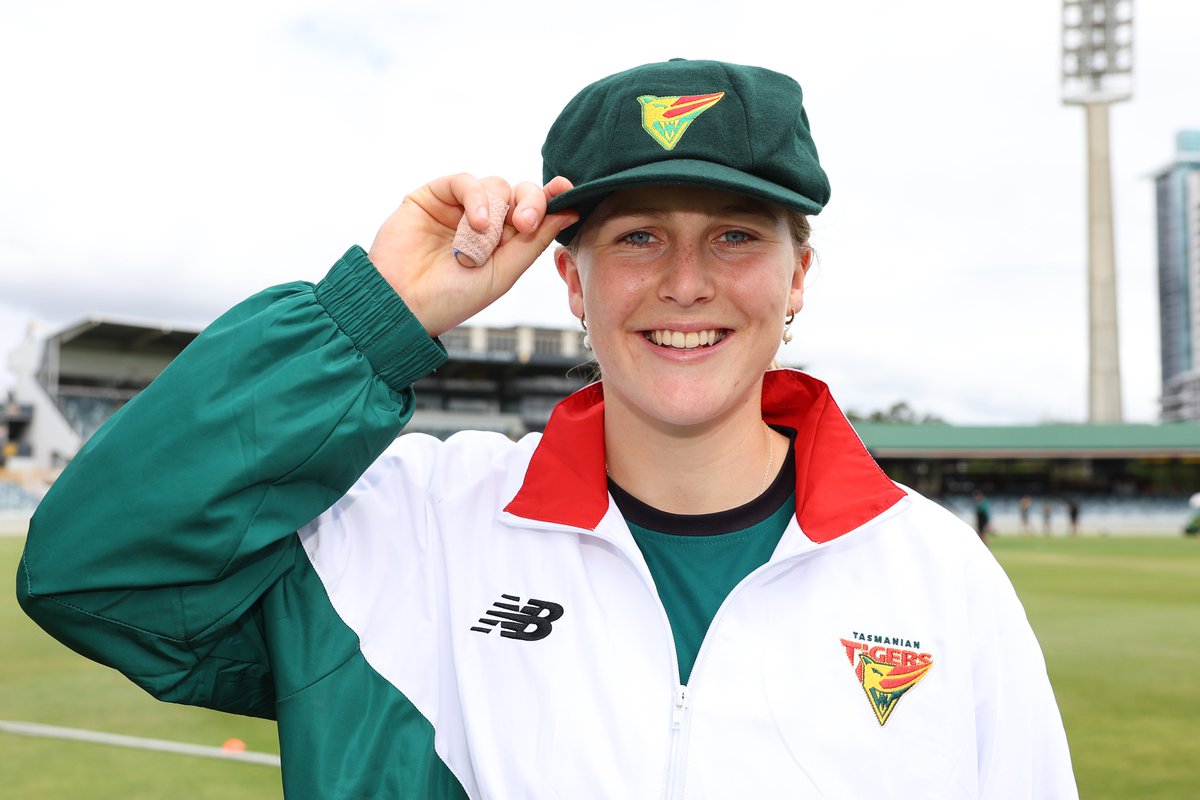 cricketcomau's tweet photo. Just in time for #KitWeek, we get a look at Tasmania's new retro windbreaker 👀
#WNCL | @crickettas https://t.co/9lxj2DSpCy