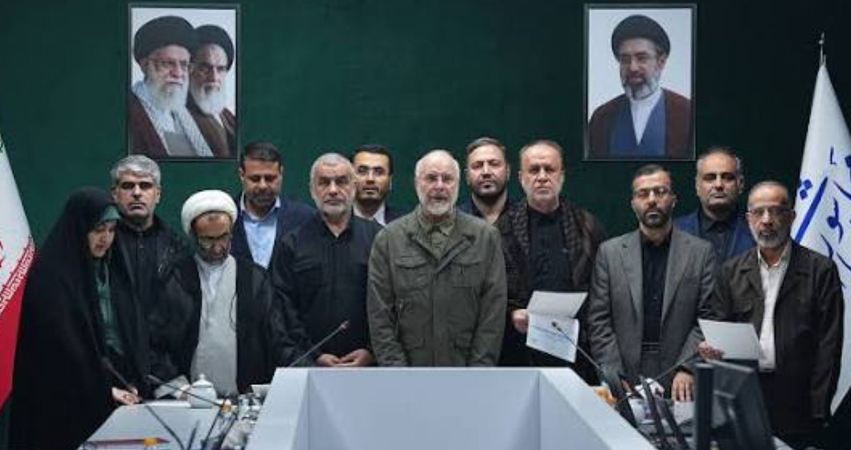 3eyedamir's tweet photo. صدها ماده قانونی مانع‌تولید داریم که باید حذف یا اصلاح شوند.
نجات اقتصادایران به تصویب فوری و نظارت بر چند قانون مهم نیازدارد.
برای پیروزی دراین #جنگ_اقتصادی سرنوشت‌ساز، #مجلس باید شبانه‌روزی کارکند. چرا هیات رئیسه برعکس عمل‌کرده؟!! https://t.co/YaYdqrHWqo