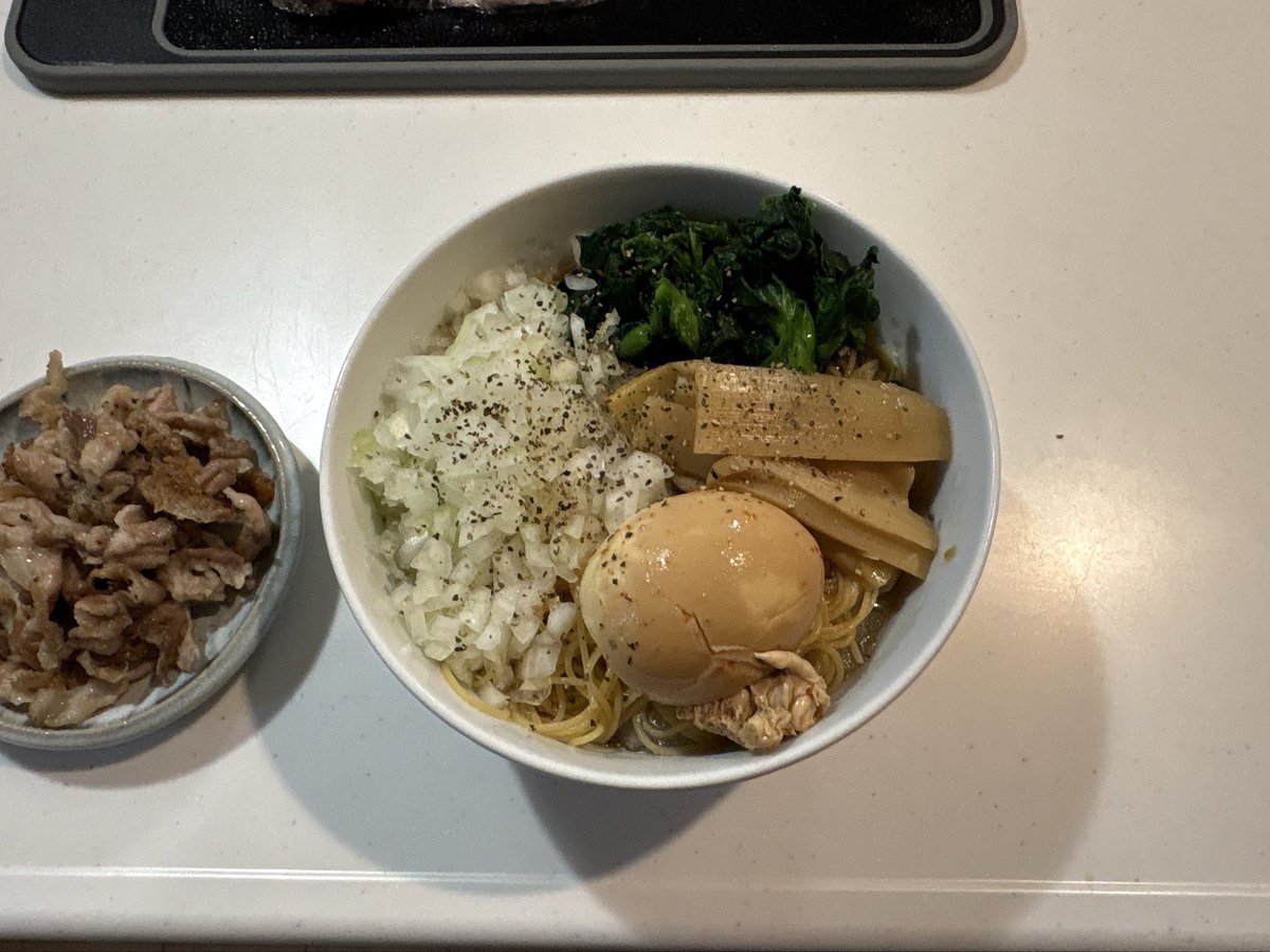 mao_stabalian3's tweet photo. 麺が好きすぎるのと、喉が痛くて食べやすいので、2日連続麺。昨日は豆乳クリームパスタ、今日はラーメン。 https://t.co/cPS01ETmkW