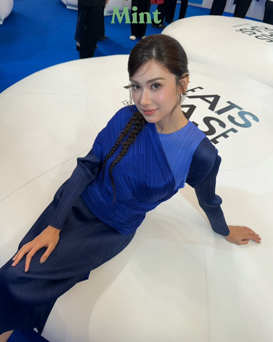 mintmag_th's tweet photo. พี่ฝรั่งคนสวย! #MintReports ส่งภาพสาว #ลีน่าลลินา อวดลุคสวยพร้อมฉลองการเปิดป็อปอัพของ PLEATS PLEASE ISSEY MIYAKE อย่าง  “AZURE COLORS” ซีรีส์ที่ได้รับแรงบันดาลใจจากความงดงามของท้องฟ้าและก้อนเมฆผ่านโทนสีฟ้าทั้ง 6 เฉดสี ณ ชั้น G, Central Chidlom 💚

LENA AT PLPL ISSEY MIYAKE
#plplisseymiyakexLena
#EverydaywithPLPL
#LalinaLena 
#MintMagTH