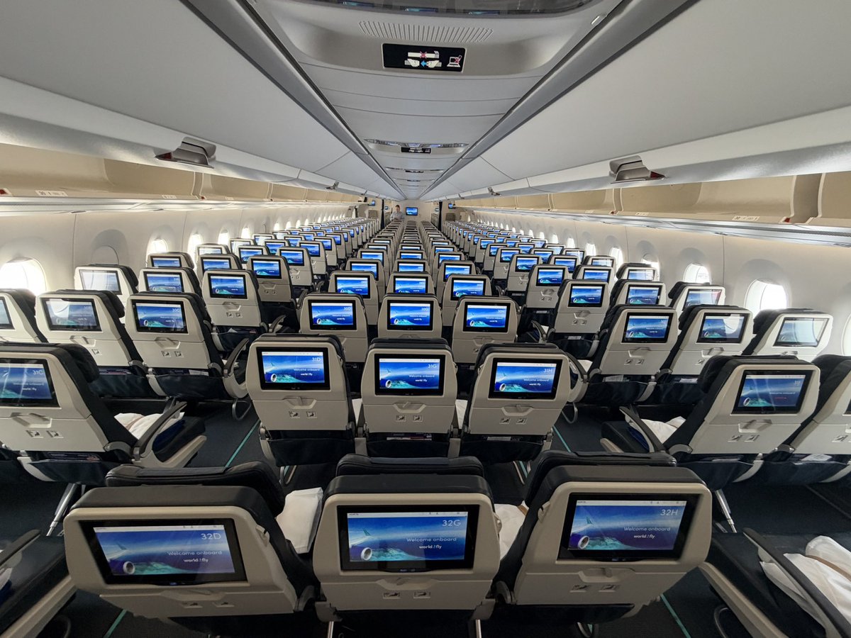 SirChandlerBlog's tweet photo. Airbus 350 de World2fly terminando el embarque. 
Primera foto lograda antes de que subieran todos. Más de 250 pasajeros para el primer vuelo me reportaron. 
Siguientes vuelos con gran ocupación. 
Primer vuelo a Rosario https://t.co/j9qOb3kx93